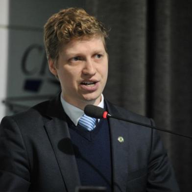 Deputado estadual Marcel van Hattem palestra na reunião-almoço da CIC de Caxias do Sul. 