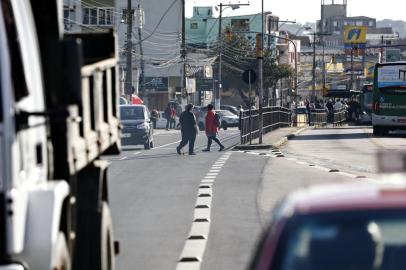  

PORTO ALEGRE, RS, BRASIL, 07/08/2017: Avenida Bento Gonçalves e entorno da Estação Carrefour. Proximidades dos corredores de ônibus na Capital onde pedestres se arriscam para cruzar as avenidas. Em quanto a atitude do pedestre é responsável pelos atropelamentos, em quanto a estrutura e sinalização de trânsito pesam na decisão de atravessar de qualquer jeito?.  
(Foto: Carlos Macedo / Agência RBS)