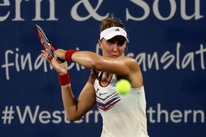 MASON, OH - AUGUST 15: Garbine Muguruza of Spain returns a shot to Beatriz Haddad Maia of Brazil during the Western and Southern Open on August 15, 2017 in Mason, Ohio.   Rob Carr/Getty Images/AFP