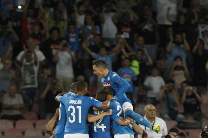  Napolis Brazilian-born midfielder Jorginho (hidden) celebrates with teammates after scoring a penalty during the UEFA Champions League Play Off first leg football match SSC Napoli vs OCG Nice, on August 16 2017 at the San Paolo Stadium. / AFP PHOTO / Editoria: SPOLocal: NaplesIndexador: CARLO HERMANNSecao: soccerFonte: AFPFotógrafo: STR