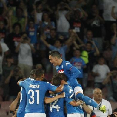  Napolis Brazilian-born midfielder Jorginho (hidden) celebrates with teammates after scoring a penalty during the UEFA Champions League Play Off first leg football match SSC Napoli vs OCG Nice, on August 16 2017 at the San Paolo Stadium. / AFP PHOTO / Editoria: SPOLocal: NaplesIndexador: CARLO HERMANNSecao: soccerFonte: AFPFotógrafo: STR