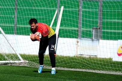 CAXIAS DO SUL, RS, BRASIL, 16/08/2017. Treino do Juventude no estádio Alfredo Jaconi. Na foto, o goleiro Matheus Cavichioli.(Diogo Sallaberry/Agência RBS)