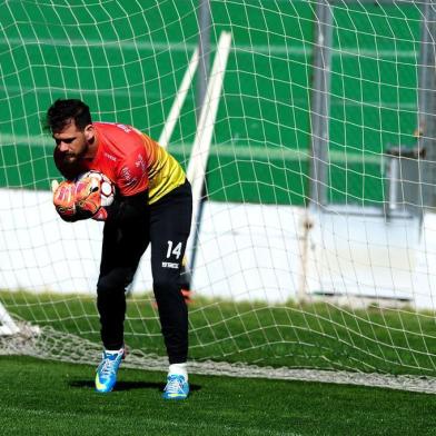 CAXIAS DO SUL, RS, BRASIL, 16/08/2017. Treino do Juventude no estádio Alfredo Jaconi. Na foto, o goleiro Matheus Cavichioli.(Diogo Sallaberry/Agência RBS)