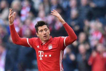  Bayern Munichs Polish striker Robert Lewandowski gestures during the German First division Bundesliga football match Bayern Munich vs Eintracht Frankfurt in Munich, southern Germany, on March 11, 2017. / AFP PHOTO / Christof StacheEditoria: SPOLocal: MunichIndexador: CHRISTOF STACHESecao: soccerFonte: AFPFotógrafo: STR