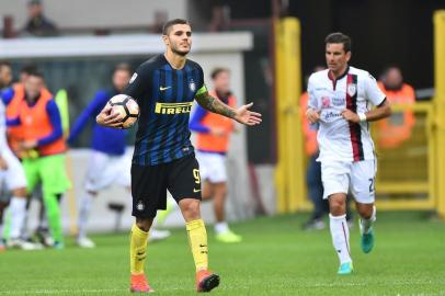 Inter Milans forward from Argentina Mauro Icardi reacts after Cagliaris forward of Italy Federico Melchiorri (not pictured) scored a goal during the Italian Serie A football match Inter Milan vs Cagliari at San Siro Stadium in Milan on October 16,  2016.  / AFP PHOTO / GIUSEPPE CACACE