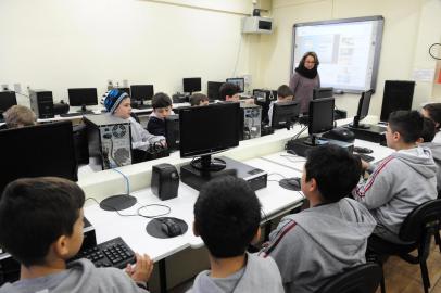  São Marcos, RS, Brasil (14/08/2017). Escola Orestes Manfro, localizada em São Marcos, conquista melhor índice no Ideb 2017. Escola é dirigida por Daniel Polidoro.NA FOTO, AULA DE INFORMÁTICA COM LILIAN TARABAL.  (Roni Rigon/Pioneiro).