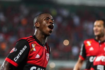 RIO DE JANEIRO, RJ - 19.08.2017 - FLAMENGO-ATLÃTICO-GO - VinÃ­cius JÃºnior, do Flamengo, comemora seu gol, durante partida vÃ¡lida pela 21Âª Rodada do Campeonato Brasileiro SÃ©rie A 2017, no estÃ¡dio Ilha do Urubu, na cidade do Rio de Janeiro, na noite deste SÃ¡bado (19). (Foto: Marcelo GonÃ§alves / Photo Premium)