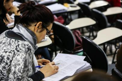  PORTO ALEGRE, RS, BRASIL, 23/06/2014: CONCURSOS PÚBLICOS PARADOS POR CAUSA DAS ELEIÇÕES - Capa do Dinheiro: em ano eleitoral, são proibidos os lançamentos de concursos 90 dias antes e 90 depois do pleito. Na foto dois concurseiros que não vão parar de estudar mesmo nesse período. Pablo Peralta e Dúnia Lopes Coelho.  (Foto: Omar Freitas / Zero Hora)Indexador: Omar FreitasFotógrafo: Omar Freitas