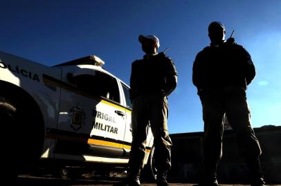  CAXIAS DO SUL, RS, BRASIL, 04/08/2017. Policiamento comunitário pode ser afetado com falta de repasse de verbas. Os soldados Nogueira (e) e Ramires (d) fazem o policiamento comunitário na região do bairro Desvio Rizzo. (Diogo Sallaberry/Agência RBS)