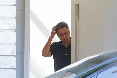 AÃ©cio Neves com advogados na porta de sua casa em BrasÃ­liaBRASÍLIA, DF, 13.06.2017: AÉCIO-NEVES - O senador afastado Aécio Neves (PSDB-MG) na porta de sua casa, em Brasília, no momento em que advogados deixam o local após uma visita. (Foto: Pedro Ladeira/Folhapress)Local: Casa de AÃ©cio Neves ;BrasÃ­lia ;DF-