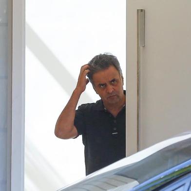 AÃ©cio Neves com advogados na porta de sua casa em BrasÃ­liaBRASÍLIA, DF, 13.06.2017: AÉCIO-NEVES - O senador afastado Aécio Neves (PSDB-MG) na porta de sua casa, em Brasília, no momento em que advogados deixam o local após uma visita. (Foto: Pedro Ladeira/Folhapress)Local: Casa de AÃ©cio Neves ;BrasÃ­lia ;DF-