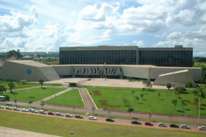 Vista externa da entrada principal do Superior Tribunal de Justiça, em Brasília.