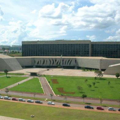 Vista externa da entrada principal do Superior Tribunal de Justiça, em Brasília.