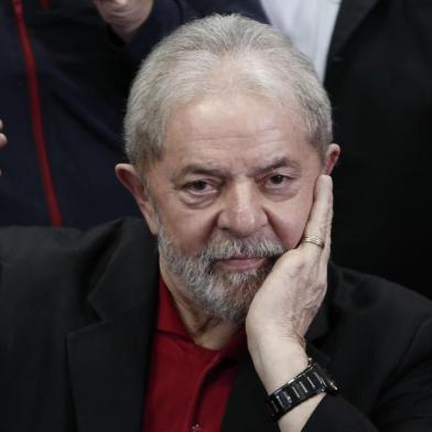  Former Brazilian president Luiz Inacio Lula Da Silva gestures during a press conference in Sao Paulo, Brazil on July 13, 2017.Brazil's former president Luiz Inacio Lula da Silva said on Thursday -- a day after he was convicted and sentenced for graft -- that judges and political opponents were "destroying democracy." In his first public reaction to the verdict handed down on Wednesday, Lula implied the judgment was aimed at preventing him being a comeback candidate in presidential elections next year. "They're destroying democracy in our country," he told reporters in Sao Paulo. / AFP PHOTO / Miguel SCHINCARIOLEditoria: WARLocal: Sao PauloIndexador: MIGUEL SCHINCARIOLSecao: crisisFonte: AFPFotógrafo: STR