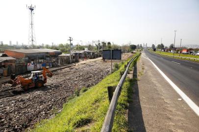 PORTO ALEGRE, RS, BRASIL, 24-08-2017: Terreno em que casas foram destruídas às margens da BR-116, na Ilha do Pavão. Diversas famílias estão desalojadas e vivendo em condições precárias em um galpão abandonado. (Foto: Mateus Bruxel / Agência RBS)