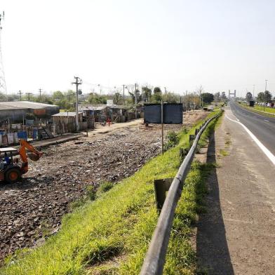 PORTO ALEGRE, RS, BRASIL, 24-08-2017: Terreno em que casas foram destruídas às margens da BR-116, na Ilha do Pavão. Diversas famílias estão desalojadas e vivendo em condições precárias em um galpão abandonado. (Foto: Mateus Bruxel / Agência RBS)