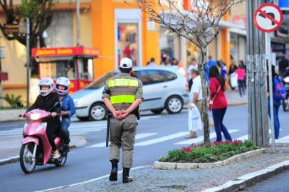  CAXIAS DO SUL, RS, BRASIL, 24/08/2017. Reforço do policiamento ostensivo completa 30 dias e agrada comunidade. . Se o reforço não resolve a criminalidade, afinal o número de PMs não corresponde a metade do que foi perdido pelo 12º Batalhão de Polícia Militar (12ª BPM) nos últimos quatro anos, a nova turma deixa clara a importância do governo estadual continuar a investir em recursos humanos para as polícias gaúchas. (Porthus Junior/Agência RBS)