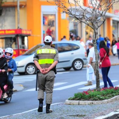  CAXIAS DO SUL, RS, BRASIL, 24/08/2017. Reforço do policiamento ostensivo completa 30 dias e agrada comunidade. . Se o reforço não resolve a criminalidade, afinal o número de PMs não corresponde a metade do que foi perdido pelo 12º Batalhão de Polícia Militar (12ª BPM) nos últimos quatro anos, a nova turma deixa clara a importância do governo estadual continuar a investir em recursos humanos para as polícias gaúchas. (Porthus Junior/Agência RBS)