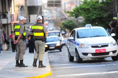  CAXIAS DO SUL, RS, BRASIL, 24/08/2017. Reforço do policiamento ostensivo completa 30 dias e agrada comunidade. . Se o reforço não resolve a criminalidade, afinal o número de PMs não corresponde a metade do que foi perdido pelo 12º Batalhão de Polícia Militar (12ª BPM) nos últimos quatro anos, a nova turma deixa clara a importância do governo estadual continuar a investir em recursos humanos para as polícias gaúchas. (Porthus Junior/Agência RBS)