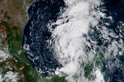 Esta imagem de folhetos da NOAA GOES-16, divulgada em 24 de agosto de 2017, mostra os restos do que já foi a tempestade tropical Harvey, que se regenerou em uma depressão tropical em 23 de agosto de 2017.A tempestade tropical Harvey está rapidamente ganhando força, enquanto ele se agita em direção à costa sul do Texas e provavelmente se tornará um furacão até 25 de agosto de 2017, disseram autoridades do tempo dos EUA. O Centro Nacional de Furacões em Miami, em 24 de agosto de 2017, emitiu um aviso de furacão para a costa do Texas, de Port Mansfield para Matagorda. Ele disse que as inundações fatais eram possíveis a partir da tempestade, que provavelmente atingirá a terra até sexta-feira de acordo com as previsões . / AFP PHOTO / NOAA / Handout / RESTRICTED TO EDITORIAL USE - MANDATORY CREDIT AFP PHOTO /NOAA/HANDOUT - NO MARKETING NO ADVERTISING CAMPAIGNS - DISTRIBUTED AS A SERVICE TO CLIENTS