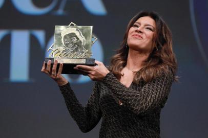 GRAMADO, RS, BRASIL, 25/08/2017. 45º Festival de Cinema de Gramado 2017 - Emocionada arecebe o troféu Oscarito. (Diego Vara/Pressphoto/Divulgação)
Indexador: DIEGO VARA