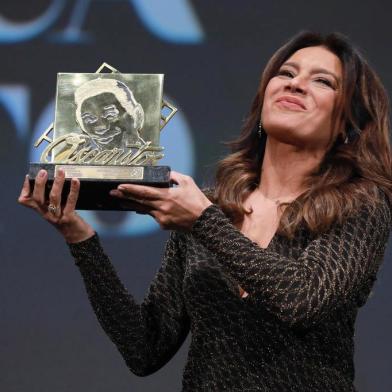 GRAMADO, RS, BRASIL, 25/08/2017. 45º Festival de Cinema de Gramado 2017 - Emocionada arecebe o troféu Oscarito. (Diego Vara/Pressphoto/Divulgação)
Indexador: DIEGO VARA