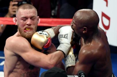 Floyd Mayweather Jr. v Conor McGregor

LAS VEGAS, NV - AUGUST 26: Floyd Mayweather Jr. (R) hits Conor McGregor in the ninth round of their super welterweight boxing match at T-Mobile Arena on August 26, 2017 in Las Vegas, Nevada. Mayweather won by 10th-round TKO.   Ethan Miller/Getty Images/AFP

Editoria: SPO
Local: Las Vegas
Indexador: Ethan Miller
Secao: Boxing
Fonte: GETTY IMAGES NORTH AMERICA
Fotógrafo: STF