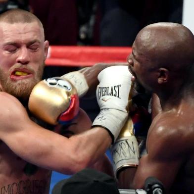 Floyd Mayweather Jr. v Conor McGregor

LAS VEGAS, NV - AUGUST 26: Floyd Mayweather Jr. (R) hits Conor McGregor in the ninth round of their super welterweight boxing match at T-Mobile Arena on August 26, 2017 in Las Vegas, Nevada. Mayweather won by 10th-round TKO.   Ethan Miller/Getty Images/AFP

Editoria: SPO
Local: Las Vegas
Indexador: Ethan Miller
Secao: Boxing
Fonte: GETTY IMAGES NORTH AMERICA
Fotógrafo: STF