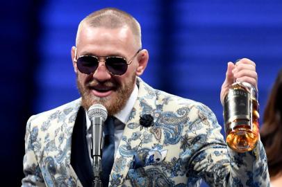 Floyd Mayweather Jr. v Conor McGregorLAS VEGAS, NV - AUGUST 26: Conor McGregor speaks to the media while holding up his Notorious brand of whiskey after losing to Floyd Mayweather Jr. by 10th round TKO in their super welterweight boxing match on August 26, 2017 at T-Mobile Arena in Las Vegas, Nevada.   Ethan Miller/Getty Images/AFPEditoria: SPOLocal: Las VegasIndexador: Ethan MillerSecao: BoxingFonte: GETTY IMAGES NORTH AMERICAFotógrafo: STF