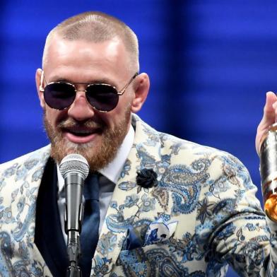 Floyd Mayweather Jr. v Conor McGregorLAS VEGAS, NV - AUGUST 26: Conor McGregor speaks to the media while holding up his Notorious brand of whiskey after losing to Floyd Mayweather Jr. by 10th round TKO in their super welterweight boxing match on August 26, 2017 at T-Mobile Arena in Las Vegas, Nevada.   Ethan Miller/Getty Images/AFPEditoria: SPOLocal: Las VegasIndexador: Ethan MillerSecao: BoxingFonte: GETTY IMAGES NORTH AMERICAFotógrafo: STF