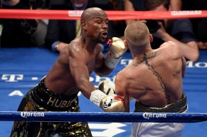 Floyd Mayweather Jr. v Conor McGregor

LAS VEGAS, NV - AUGUST 26: (L-R) Floyd Mayweather Jr. throws a punch at Conor McGregor during their super welterweight boxing match on August 26, 2017 at T-Mobile Arena in Las Vegas, Nevada.   Ethan Miller/Getty Images/AFP

Editoria: SPO
Local: Las Vegas
Indexador: Ethan Miller
Secao: Boxing
Fonte: GETTY IMAGES NORTH AMERICA
Fotógrafo: STF