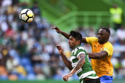 Sportings Argentine midfielder Alan Ruiz (L) vies with Estorils Senegalese defender Oumar Diakhite27, 2017. / AFP PHOTO / PATRICIA DE MELO MOREIRA