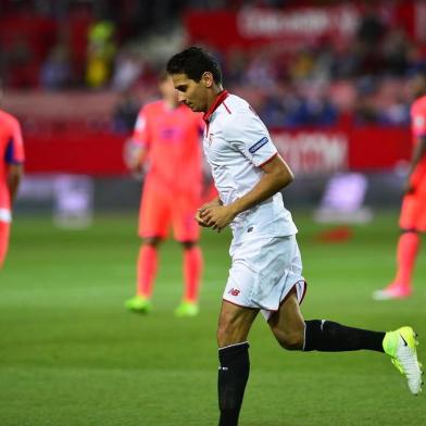 Sevillas Brazilian midfielder Ganso celebrates after scoring during the Spanish league football match Sevilla FC vs Granada FC at the Ramon Sanchez Pizjuan stadium in Sevilla on April 21, 2017. / AFP PHOTO / CRISTINA QUICLER