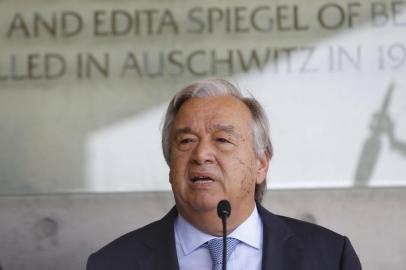 O secretário-geral das Nações Unidas, Antonio Guterres, fala à imprensa depois de concluir sua visita ao museu Memorial do Holocausto Yad Vashem, comemorando os seis milhões de judeus mortos por nazistas durante a Segunda Guerra Mundial, em Jerusalém, em 28 de agosto de 2017. / AFP PHOTO / MENAHEM KAHANA