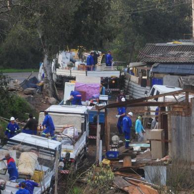  

CAXIAS DO SUL, RS, BRASIL (28/08/2017). Loteamento Irregular Cidade Industrial, localizado ao lado da  Rota do Sol. Prefeitura, com auxílio da Secretaria da Habitação, auxilia na mudança para o Loteamento Rota Nova.  Habitação 2017.    (Roni Rigon/Pioneiro).