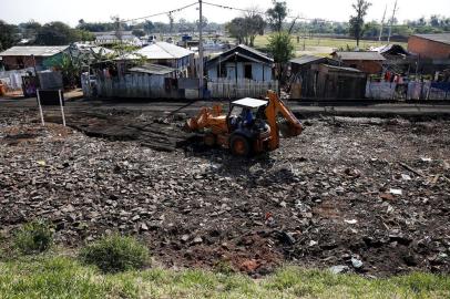 PORTO ALEGRE, RS, BRASIL, 24-08-2017: Terreno em que casas foram destruídas às margens da BR-116, na Ilha do Pavão. Diversas famílias estão desalojadas e vivendo em condições precárias em um galpão abandonado. (Foto: Mateus Bruxel / Agência RBS)