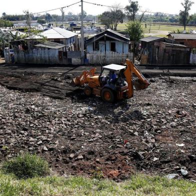 PORTO ALEGRE, RS, BRASIL, 24-08-2017: Terreno em que casas foram destruídas às margens da BR-116, na Ilha do Pavão. Diversas famílias estão desalojadas e vivendo em condições precárias em um galpão abandonado. (Foto: Mateus Bruxel / Agência RBS)