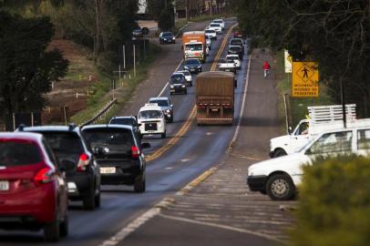 LAJEADO, RS, BRASIL, 04-07-2017: Trecho em pista simples da BR-386 em Lajeado na altura do km 341. A população do município reclama da falta de acessos e dos constantes engarrafamentos no local. (Foto: Mateus Bruxel / Agencia RBS)