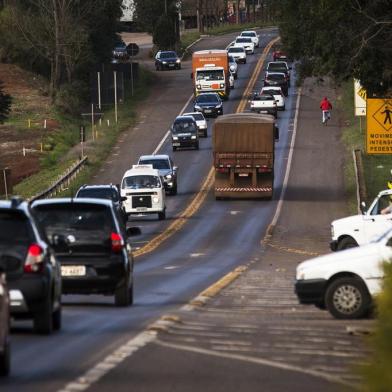 LAJEADO, RS, BRASIL, 04-07-2017: Trecho em pista simples da BR-386 em Lajeado na altura do km 341. A população do município reclama da falta de acessos e dos constantes engarrafamentos no local. (Foto: Mateus Bruxel / Agencia RBS)