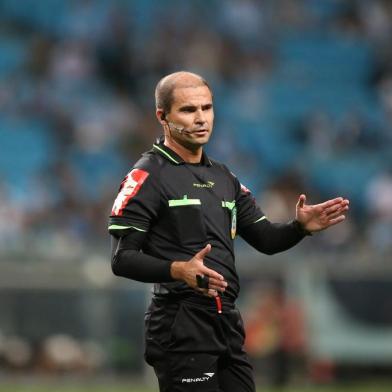  Juiz Elmo Alves Resende CunhaPORTO ALEGRE,RS, BRASIL, 09-10-2013,Campeonato Brasileiro - 27ª rodada,Grêmio x Criciúma na Arena. Foto:RICARDO DUARTE/Agência RBS/ESPORTE)