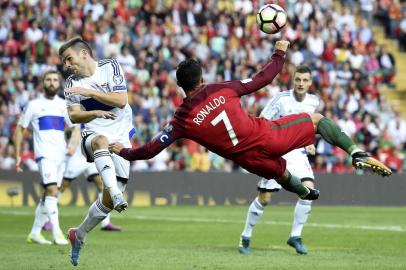  

Portugals forward Cristiano Ronaldo (C) kicks the ball to score the opening goal during the WC2018 qualifying football match Portugal vs Faroe Islands at the Bessa stadium in Porto on August 31, 2017. / AFP PHOTO / 

Editoria: SPO
Local: Porto
Indexador: FRANCISCO LEONG
Secao: soccer
Fonte: AFP
Fotógrafo: STF