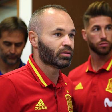 Spains midfielder Andres Iniesta (C) arrives followed by Spains defender Sergio Ramos (R) and Spains coach Julen Lopetegui to give a press conference at the Royal Spanish Football Federations Ciudad del Futbol in Madrid on September 1, 2017 on the eve of their World Cup 2018 qualifier football match against Italy. / AFP PHOTO / GABRIEL BOUYS