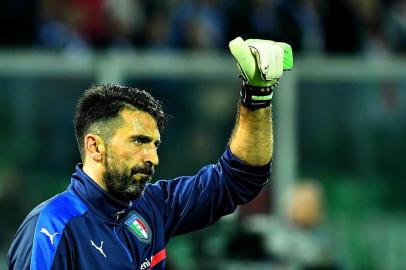665619903Italys goalkeeper Gianluigi Buffon warms up before the FIFA World Cup 2018 qualification football match between Italy and Albania on March 24, 2017 at Renzo Barbera stadium in Palermo. Gianluigi Buffon will make his 1,000th career appearance when the legendary goalkeeper pulls on the gloves once more for Italy against Albania. The 39-year-old Juventus stopper made his professional debut in 1995 as a 17-year-old in goal for Parma and has gone on to become a football icon at home and abroad. / AFP PHOTO / ALBERTO PIZZOLIEditoria: SPOLocal: PalermoIndexador: ALBERTO PIZZOLISecao: soccerFonte: AFPFotógrafo: STF
