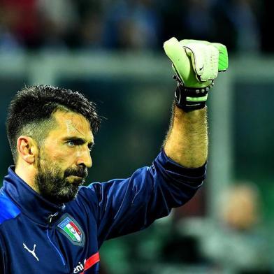 665619903Italys goalkeeper Gianluigi Buffon warms up before the FIFA World Cup 2018 qualification football match between Italy and Albania on March 24, 2017 at Renzo Barbera stadium in Palermo. Gianluigi Buffon will make his 1,000th career appearance when the legendary goalkeeper pulls on the gloves once more for Italy against Albania. The 39-year-old Juventus stopper made his professional debut in 1995 as a 17-year-old in goal for Parma and has gone on to become a football icon at home and abroad. / AFP PHOTO / ALBERTO PIZZOLIEditoria: SPOLocal: PalermoIndexador: ALBERTO PIZZOLISecao: soccerFonte: AFPFotógrafo: STF