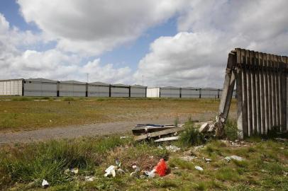  PORTO ALEGRE, RS, BRASIL, 31-08-2017: Abandono do Complexo Cultural Porto Seco, o sambódromo de Porto Alegre, na zona norte da cidade. Muros foram derrubados e portões estão abertos. Há lixo espalhado pela área e prostituição no entorno. (Foto: Mateus Bruxel / Agência RBS)