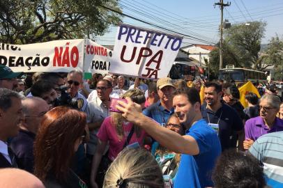  

PORTO ALEGRE, RS, BRASIL, 02.09.2017.
Simpa faz manifestação durante evento da prefeitura no bairro Partenon. 
Foto: Adriana Irion/Agência RBS