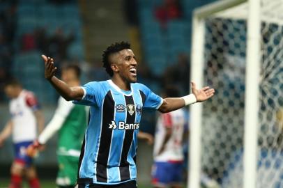 BRASILEIRÃO/GRÊMIO 1X0 BAHIARS - BRASILEIRÃO/GRÊMIO 1X0 BAHIA - ESPORTES - O jogador Bruno Cortez, do Grêmio   comemora seu gol durante partida entre   Grêmio x Bahia, válida pela 6a. rodada   do Campeonato Brasileiro na Arena   grêmio, em Porto Alegre, na noite desta   segunda-feira, dia 12.   12/06/2017 - Foto: ROBERTO VINÍCIUS/ESTADÃO CONTEÚDOEditoria: ESPORTESLocal: PORTO ALEGREIndexador: ROBERTO VINÍCIUSFotógrafo: ESTADÃO CONTEÚDO