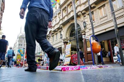  PORTO ALEGRE, RS, BRASIL, 04/09/2017: Coluna de David Coimbra desta segunda-feira fala sobre os problemas da Rua da Praia, tais como: buracos, camelôs por todos os lados, contêineres no meio da via, pichações e violência.