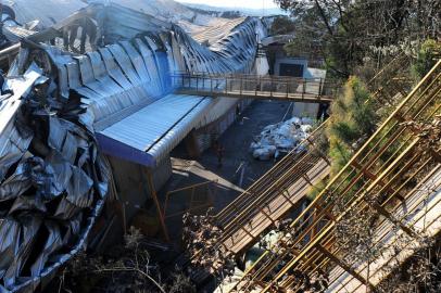  CAXIAS DO SUL, RS, BRASIL, 04/09/2017 - Incêndio destruiu totalmente pavilhão onde ficava o setor de plásticos da Marcopolo. A área permanece isolada para perícia. Muitas pessoas ainda se dirigem até à empresa para ver o que sobrou do pavilhão. (Marcelo Casagrande/Agência RBS)