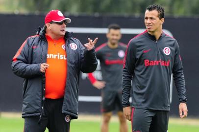  

PORTO ALEGRE, RBS, BRASIL - 10-08-2017 - Inter treina focado no jogo contra o Londrina no sábado (12). Treinador Guto Ferreira e Jogador Leandro Damião  (FOTO: FERNANDO GOMES/AGÊNCIA RBS)